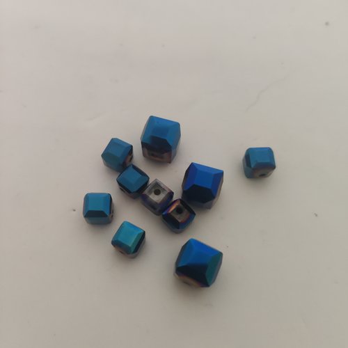Lot de 10 perles carrées bleues synthétiques