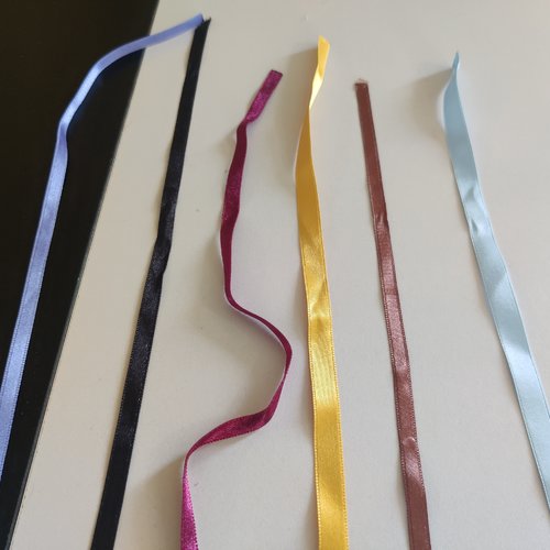Lot de ruban satin de différentes couleurs et longueurs