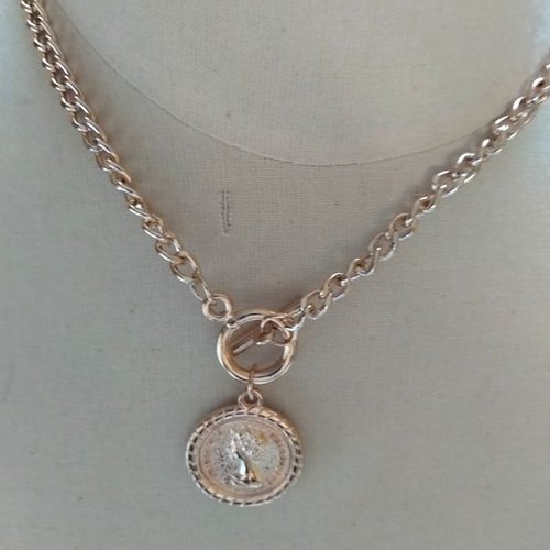 Collier métal doré breloque médaillon