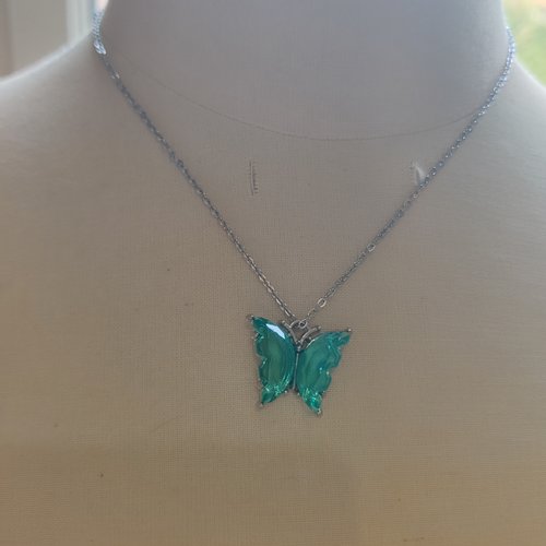 Collier pendentif papillon bleu turquoise sur plaqué argent sur chaine acier argent