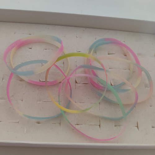 Lot de 10 bracelets en plastique multicolore