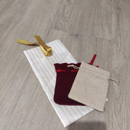 Lot de 3 pochettes en tissu de différentes matières et taille