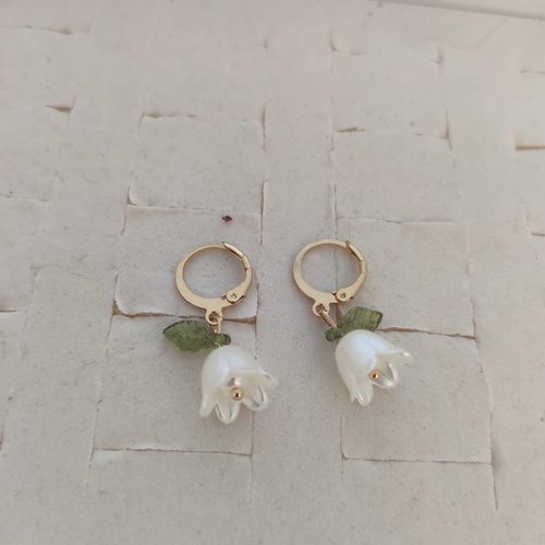Boucles d'oreilles créoles acier doré et breloque orchidée en cloche de perle
