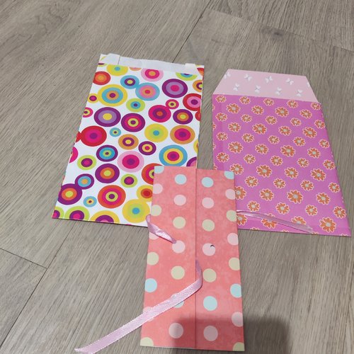 3 pochettes cadeaux de style différents