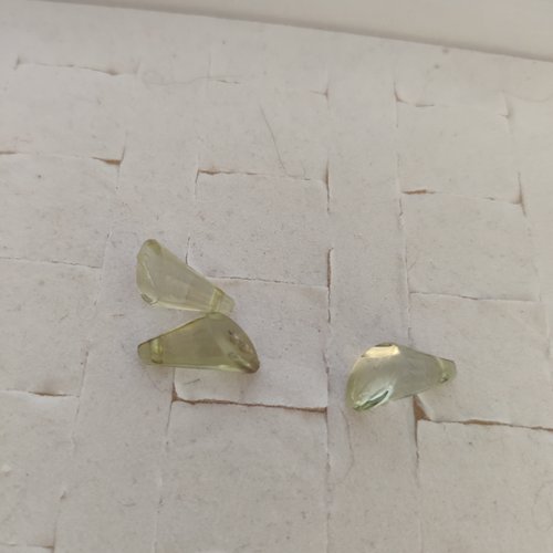 Lot de 3 perles en verre verte translucide  forme goutte