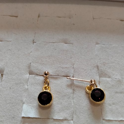 Boucles d'oreilles plaqué or 14k et cristal couleur grenat