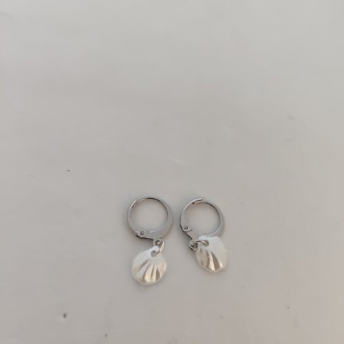 Boucles d'oreilles créoles 10mm perle en nacre naturelle blanche forme coquille de 10x8mm