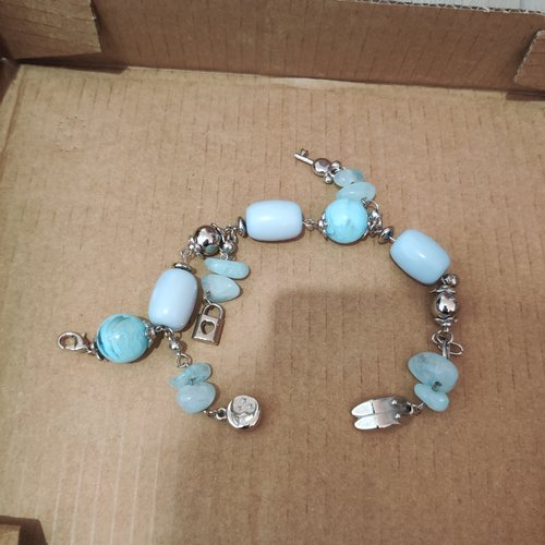 Bracelet breloques avec grosses perles bleus acryliques