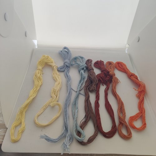 Lot d'échevettes en coton de différentes couleurs