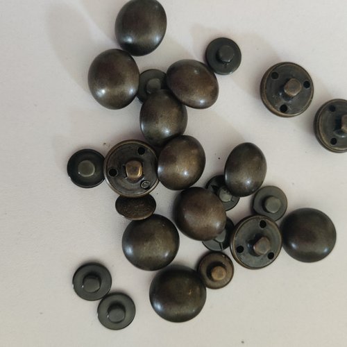Lot de 25 boutons bronze de différents diamètres
