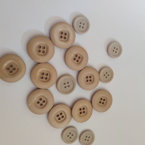 Lot de 18 boutons marrons différentes dimensions