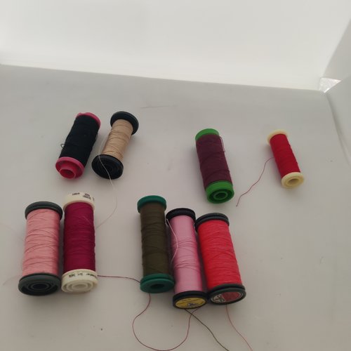 Lot de 9 bobines de fil à coudre de différentes couleurs