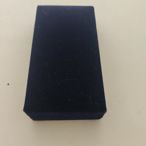 Bel écrin velours bleu nuit rectangulaire