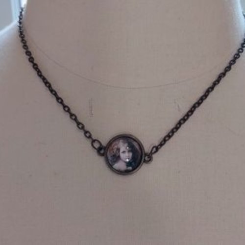 Collier bronze cabochon en verre motifs "petite fille"