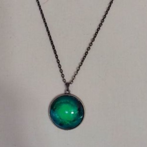 Collier bronze cabochon en verre motifs abstrait vert