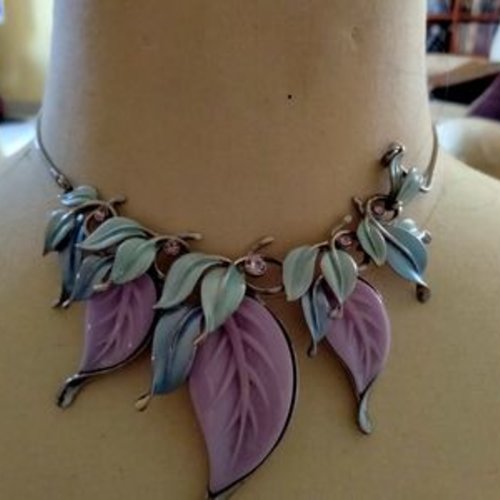 Collier fantaisie violet et bleu feuilles et acier argent