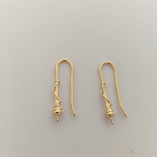 Une paire de support longues boucles d'oreilles pour perles plaqué or