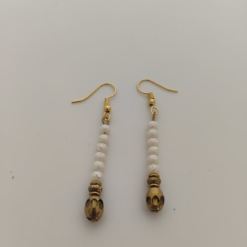 Boucles d'oreilles perles blanches nacrées et dorées