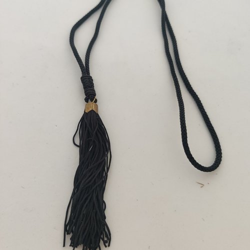 Sautoir pompon noir sur fil de soie noir