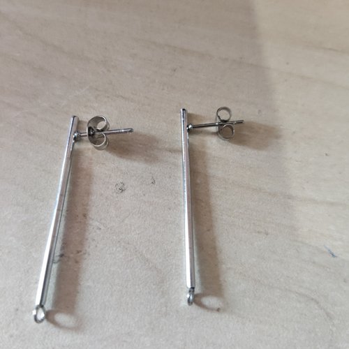 Support paire de boucles d’oreilles tiges acier argent mat