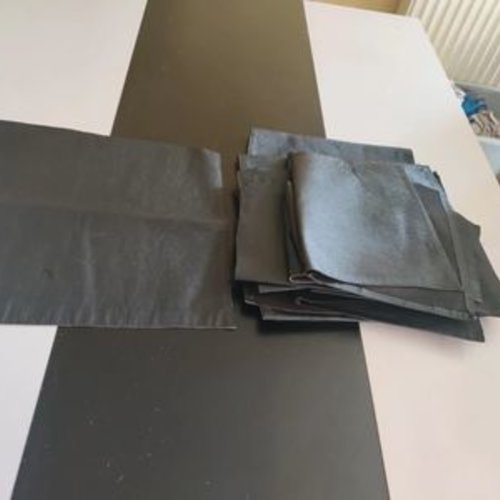 Chutes de cuir noir