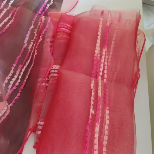 Voilage polyester fuchsia motifs