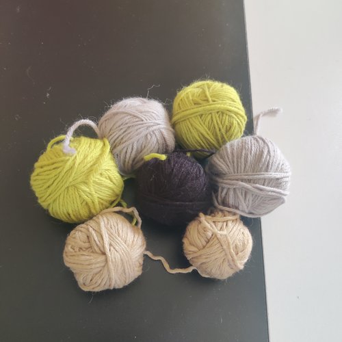 Chutes de laine acrylique et 100% laine de diifférentes couleurs