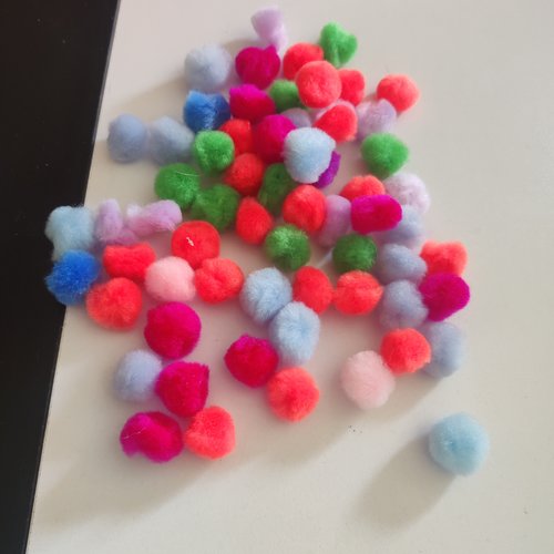Lot de 70 petits pompons de différentes couleurs