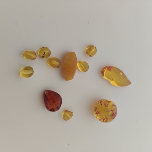 Lot de 9 perles ambre