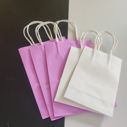 5 sacs en papier kraft blanc et fuchsia.