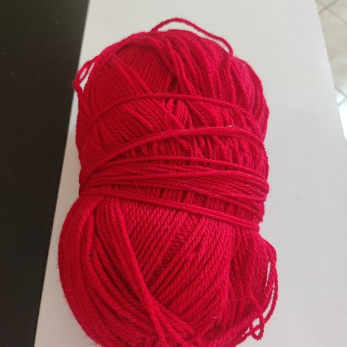 Grosse pelote de laine acrylique rouge 143gr