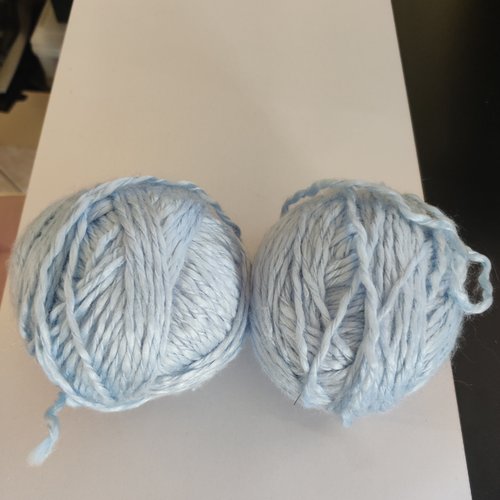2 pelotes de laine bleue lumineuse 283gr