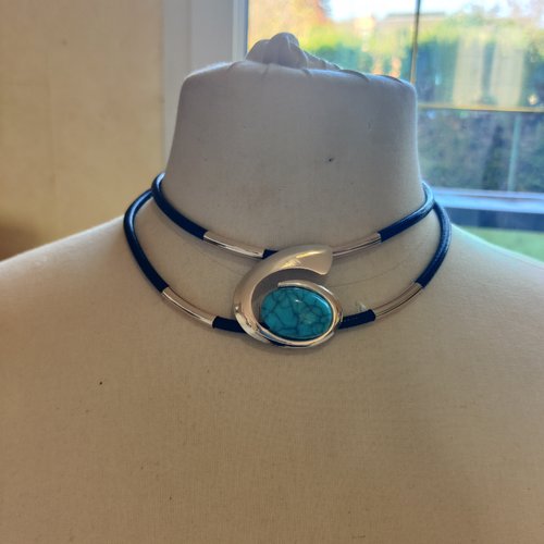 Collier fantaisie pendentif spiral acier or sur cordon en cuir noir