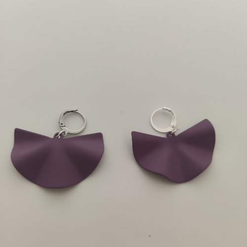 Boucles d'oreilles sur créoles acier argent alliage de zinc forme éventail violette