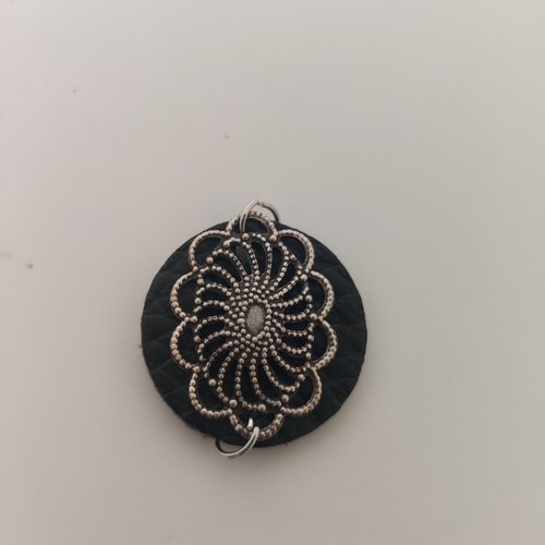 Breloque pendentif ovale filigranée en métal argenté et en cuir noir fait main