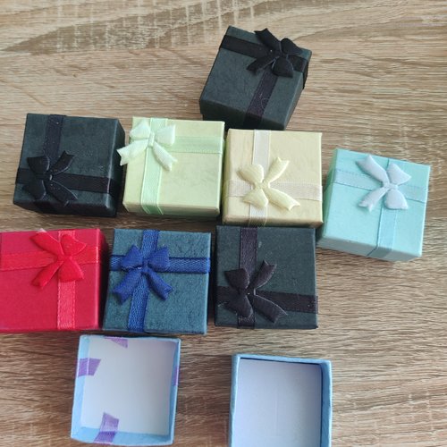 Lot de 9 petits écrins de différentes couleurs