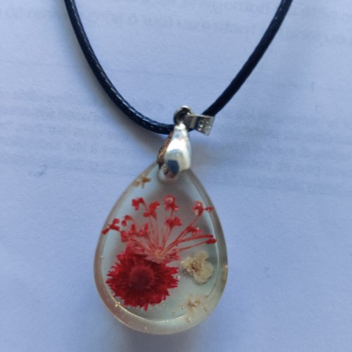 Collier pendentif résine sur coton noir femme