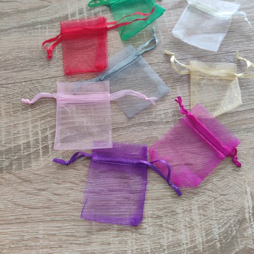 31 pochettes cadeau en organza de différentes couleurs