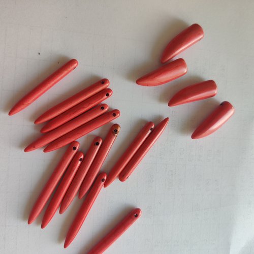 Lot de 16 perles en howlite naturelle rouge en forme de dent