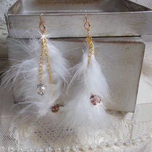 Boucles d’oreilles douce blanche aux plumes blanches, perles (plaqué or, cuivre/argent), crochets laiton, un look amérindien.