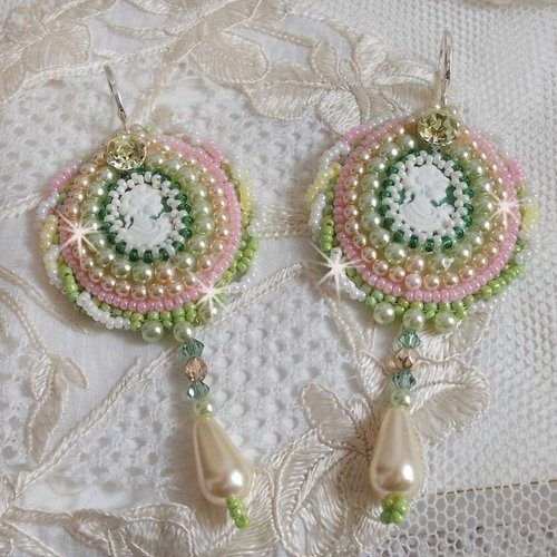 Boucles d’oreilles anisse brodées avec des cabochons résine portrait de femme, cristaux, perles, gouttes et rocailles, style victorien