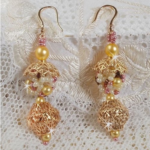 Boucles d’oreilles la petite robe jaune montées avec rocailles de qualité, cristaux, perles et crochets en laiton, une belle nature