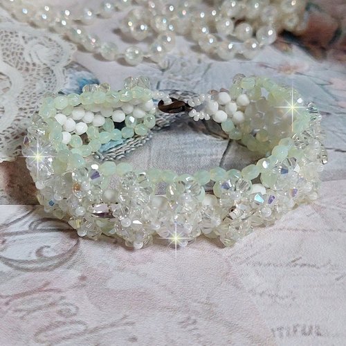 Bracelet vénus monté avec une cascade de cristaux : toupies et navettes, des facettes blanches pour un temps de romantisme