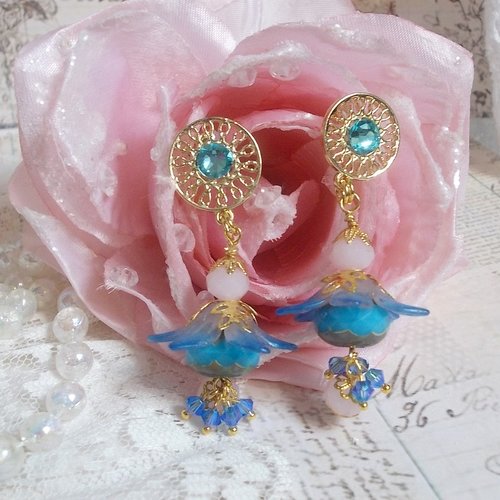 Boucles d’oreilles saphir scintillant montées avec perles potirons verre de bohème, fleurs frosted et cristaux swarovski