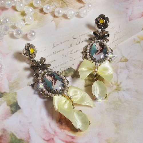 Boucles d'oreilles look princesse ovales de style victorien, strassées, nœuds jaune en satin, cristaux et perles en verre esprit chic