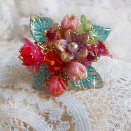 Bague roseraie provençale d'inspiration nature et chic avec des fleurs lucites ornées de perles et cristaux pour les couleurs de l'été