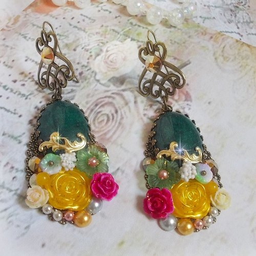 Boucles d'oreilles ovales jade flowers sur estampes en laiton avec des pierres de gemme de malaisie aux fleurs d'inspiration nature