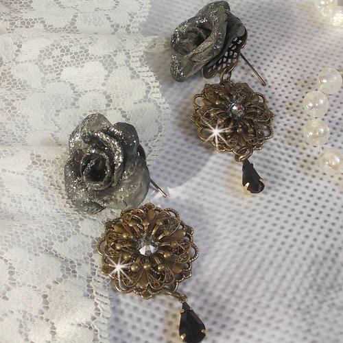 Boucles d'oreilles steampunk queen  avec des roses en porcelaine noires pailletées de couleur argent sur laiton et métal façon steampunk