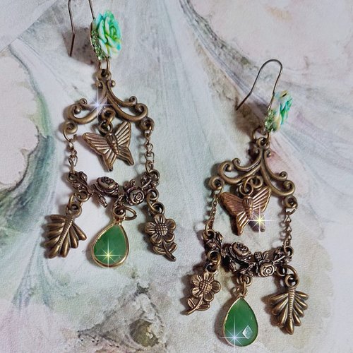 Boucles d'oreilles green palace pendantes bronze/métal, charms breloques, roses résine, poires verre, cristaux, un air de nature et chic