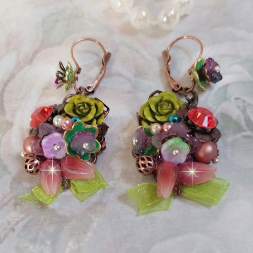 Boucle d'oreilles fantasia de fleurs, cristaux, perles en verre, clochettes résine, ruban sur estampes laiton aux fleurs de la nature.